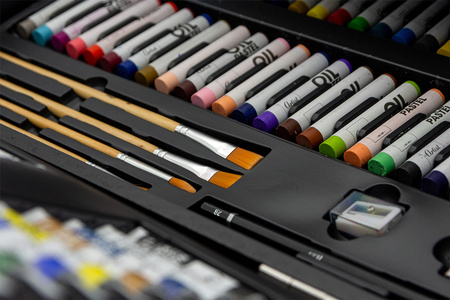 Paint drawing set in a wooden case 174 el.
