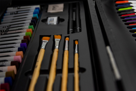 Paint drawing set in a wooden case 174 el.