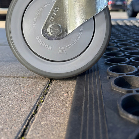 Wycieraczka wejściowa pod drzwi 90x150cm peforowana - na klatkę do holu