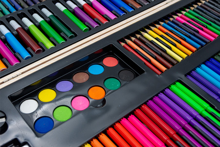 Painting set wooden case 180 el.